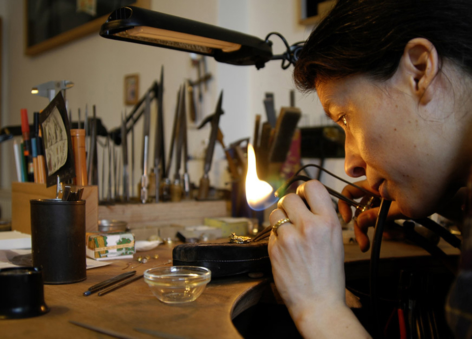 Unternehmensportrt Mitarbeiterfotos einer Bonner Goldschmiede Goldschmiedin bei der Arbeit Serie 2005